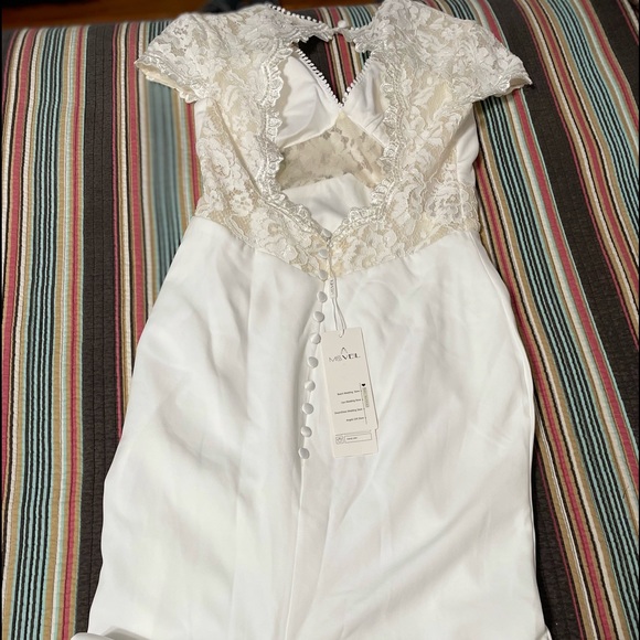 Simple wedding, open lace back and small train. - Picture 8 of 15